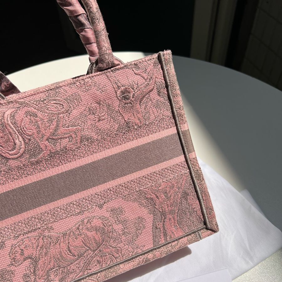 Dior動物園粉色小號Book Tote+送一條綁在提把粉色絲巾喔🫶-9