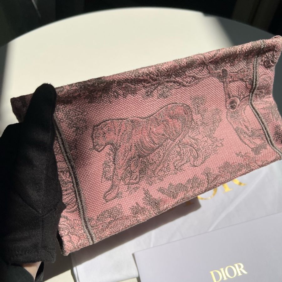 Dior動物園粉色小號Book Tote+送一條綁在提把粉色絲巾喔🫶-10