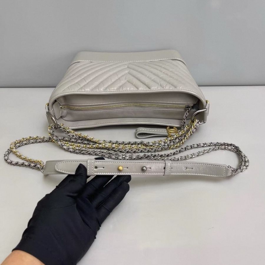 Chanel香奈兒 灰色全皮V紋金扣中號流浪包-5