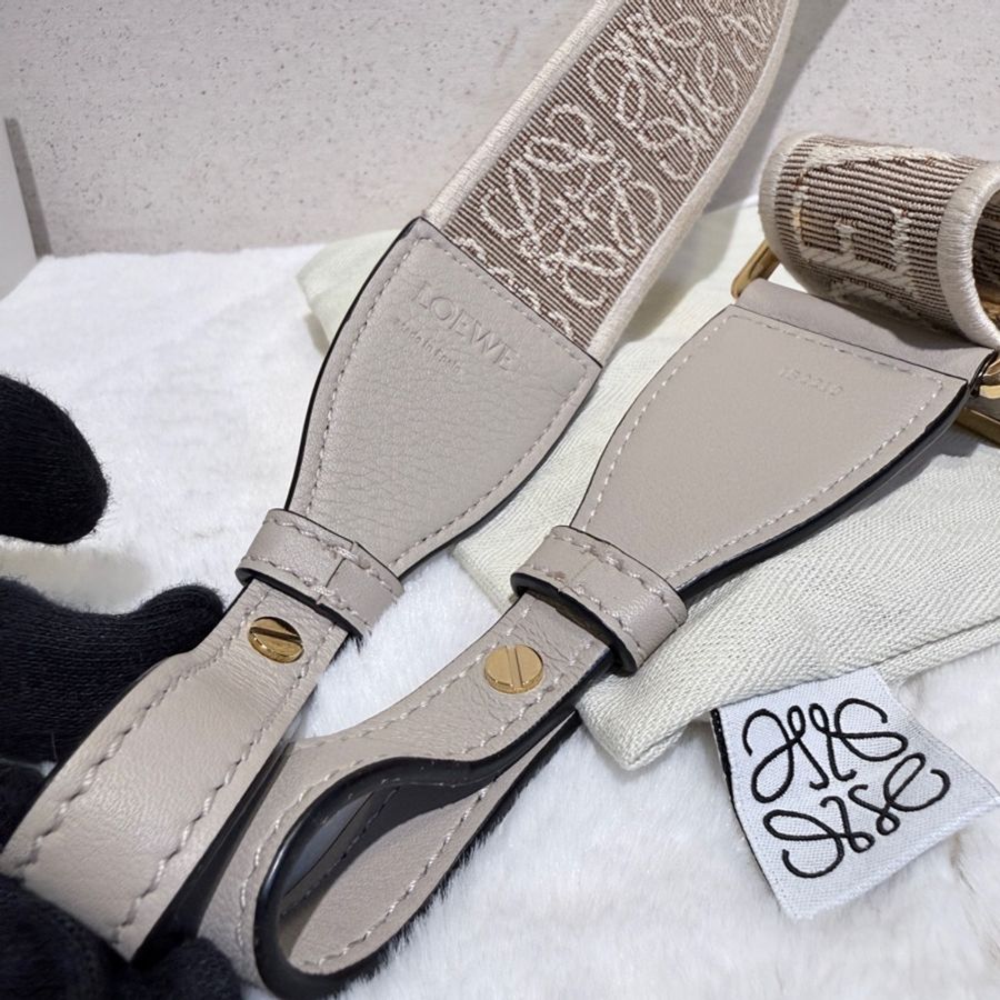 Loewe✨棕色金扣浮雕釦字母LOGO提花織物拼牛皮革寬肩帶-12