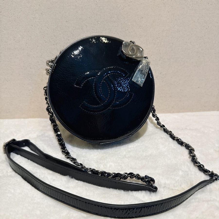 Chanel✨黑銀漆皮圓餅包鏈條包 貓頭鷹拉鍊-0