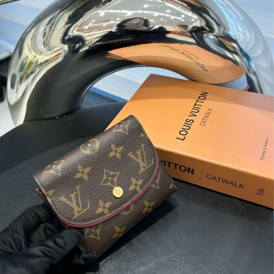 LouisVuitton老花經典款錢包 內拼紅色 經典老花 永不過時 三折款 容量很大-0