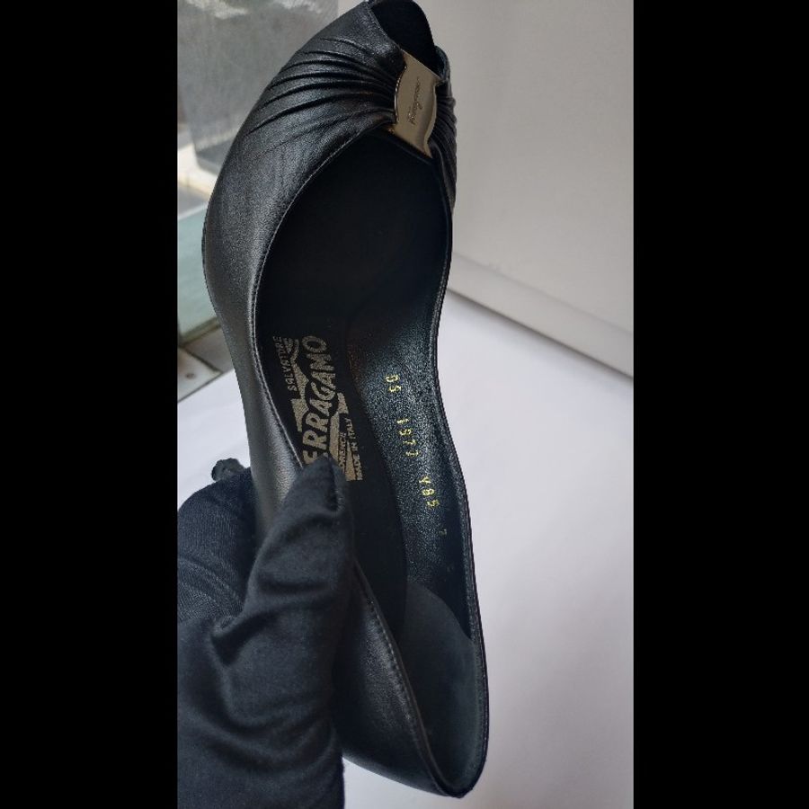 Ferragamo 銀牌釦抓皺黑皮革魚口高跟鞋-15