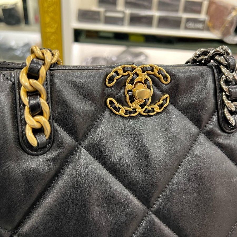 東區正精品㊣CHANEL 19 AS3519 香奈兒黑色大菱格紋小羊皮金銀鍊直式肩背包 RZ6286-1