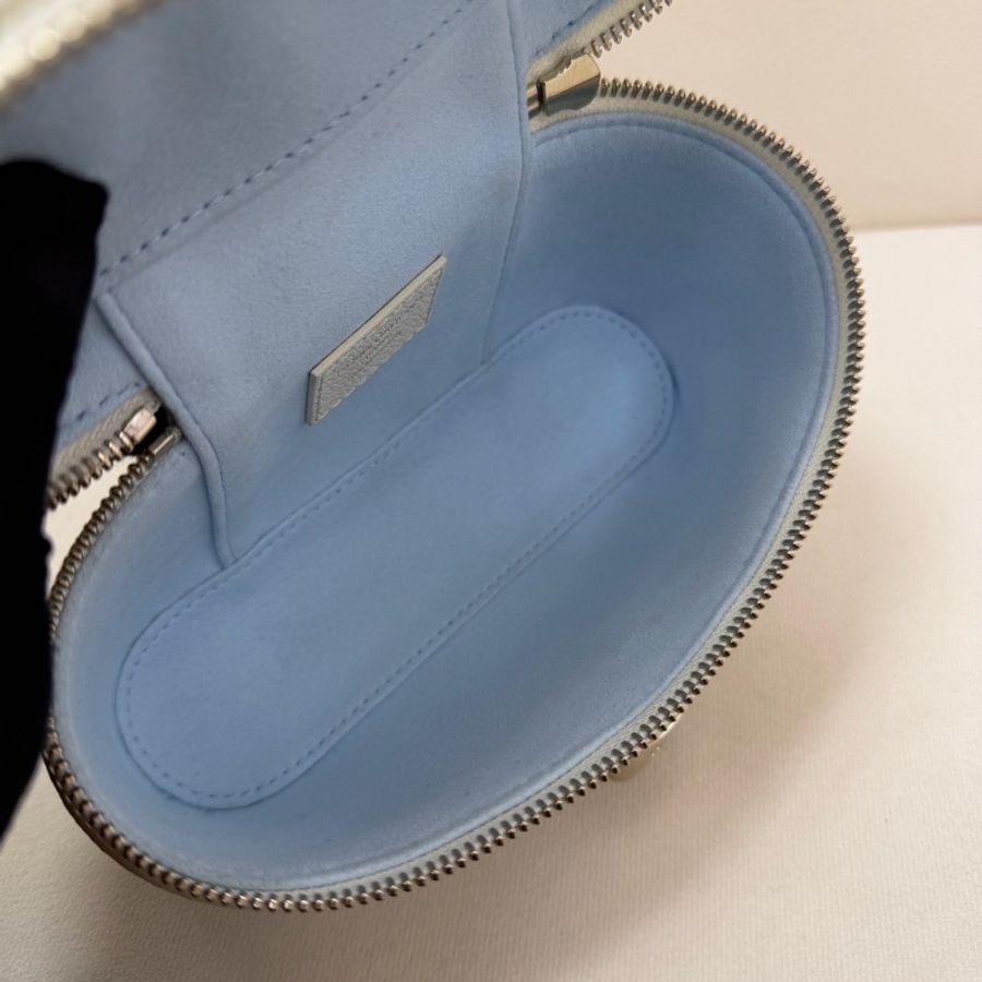 LV新款奶油藍Vanity Chain Pouch 窄版化妝包 19*12cm 99新肩帶塵袋-3