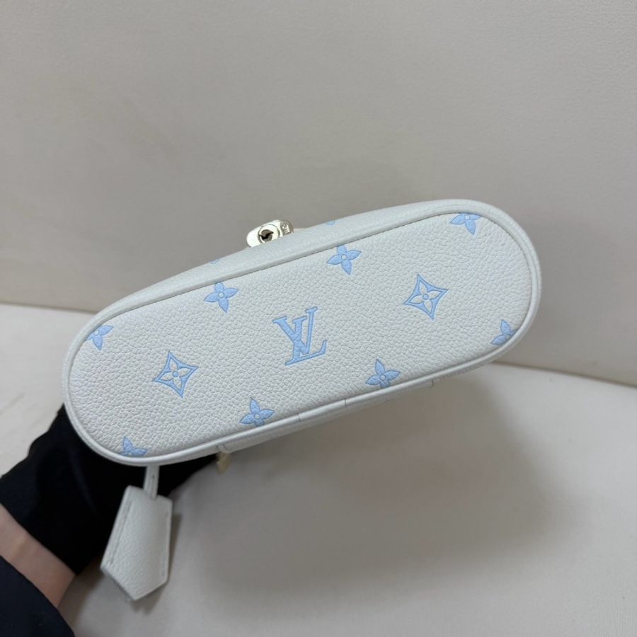 LV新款奶油藍Vanity Chain Pouch 窄版化妝包 19*12cm 99新肩帶塵袋-6
