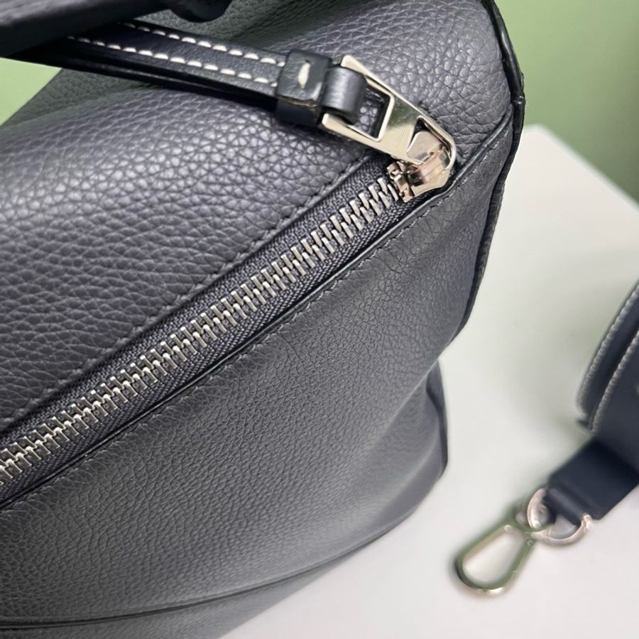 Loewe羅意威 錫器灰puzzle中號幾何包-3