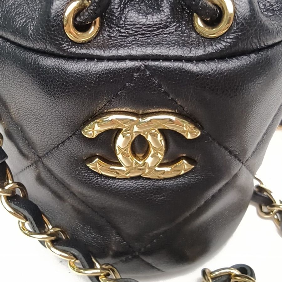 CHANEL 黑色羊皮31開金扣21Bmini水桶包肩背包-4