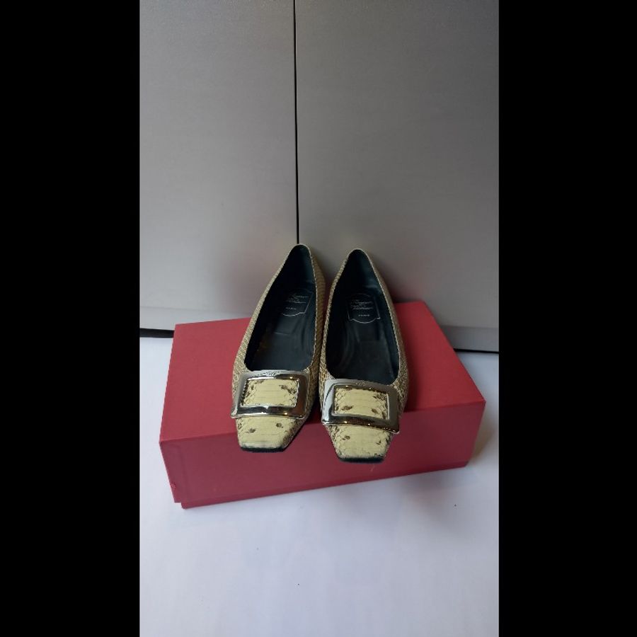 Roger Vivier 銀方釦米黃底灰蛇紋皮革女鞋-0