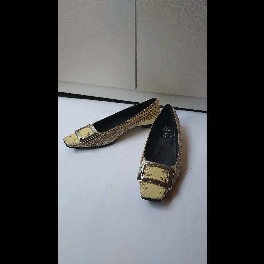 Roger Vivier 銀方釦米黃底灰蛇紋皮革女鞋-1