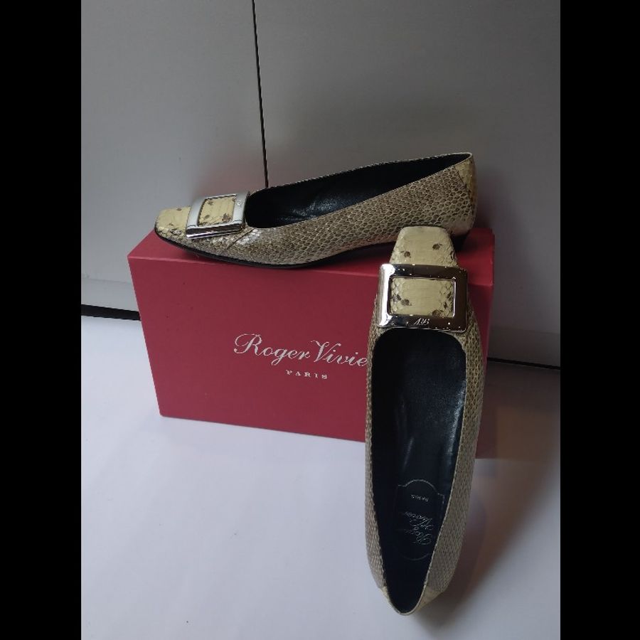 Roger Vivier 銀方釦米黃底灰蛇紋皮革女鞋-2