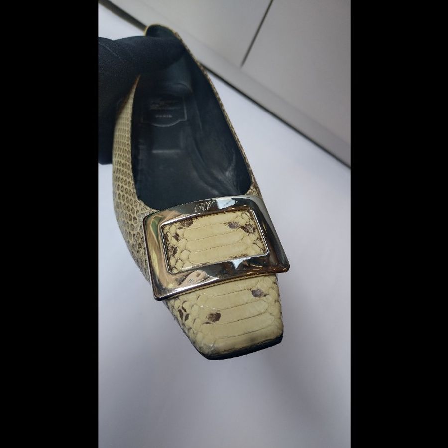 Roger Vivier 銀方釦米黃底灰蛇紋皮革女鞋-4