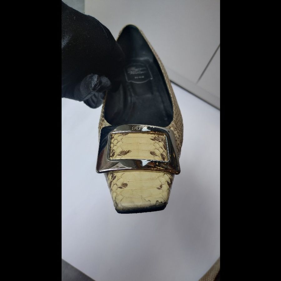 Roger Vivier 銀方釦米黃底灰蛇紋皮革女鞋-5