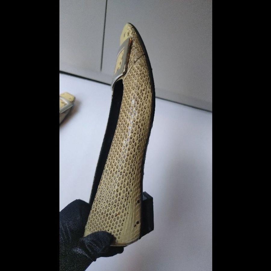 Roger Vivier 銀方釦米黃底灰蛇紋皮革女鞋-7