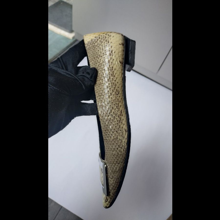 Roger Vivier 銀方釦米黃底灰蛇紋皮革女鞋-10