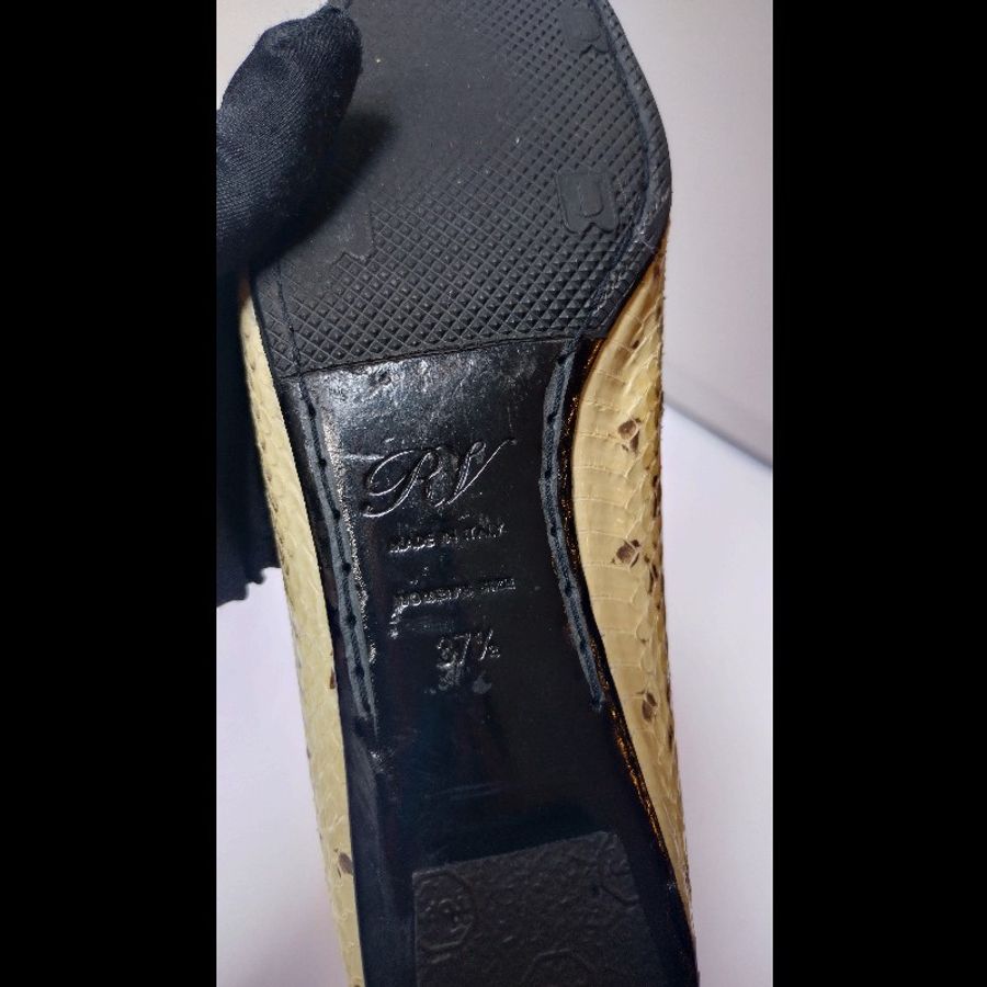Roger Vivier 銀方釦米黃底灰蛇紋皮革女鞋-18