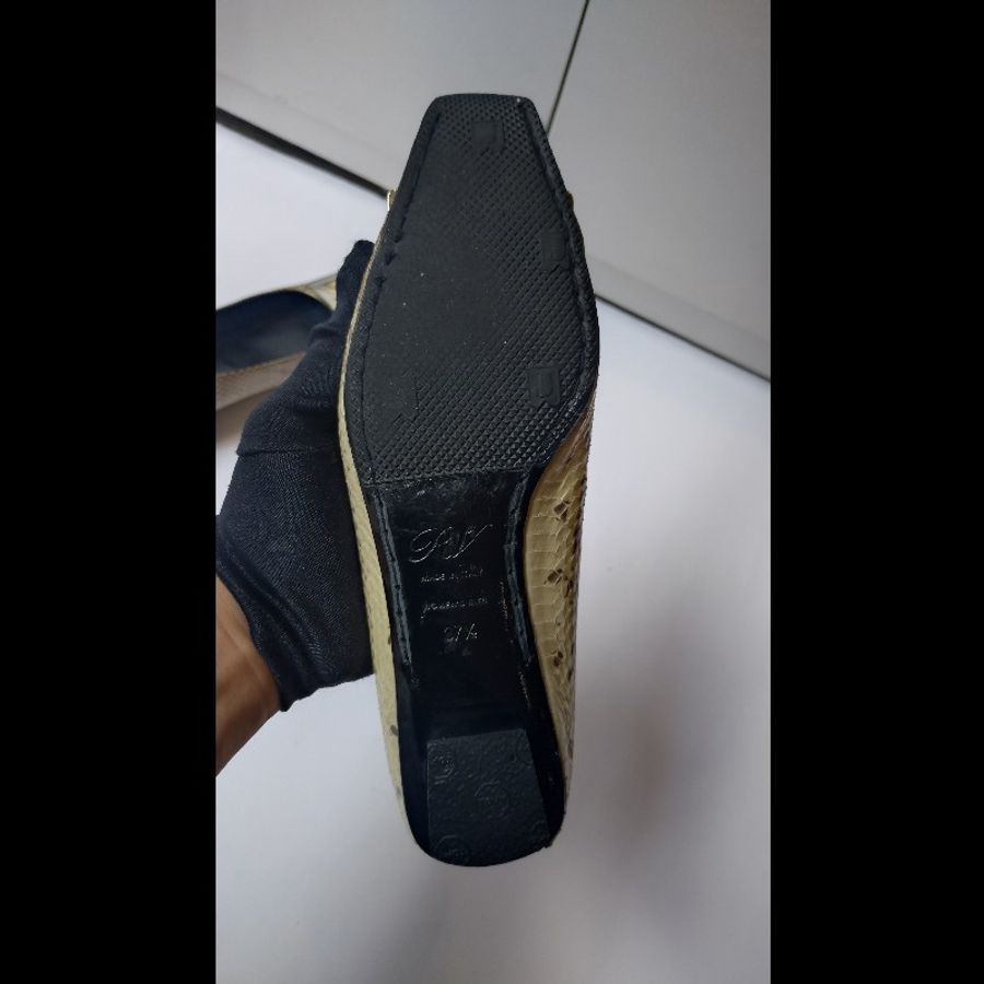 Roger Vivier 銀方釦米黃底灰蛇紋皮革女鞋-21