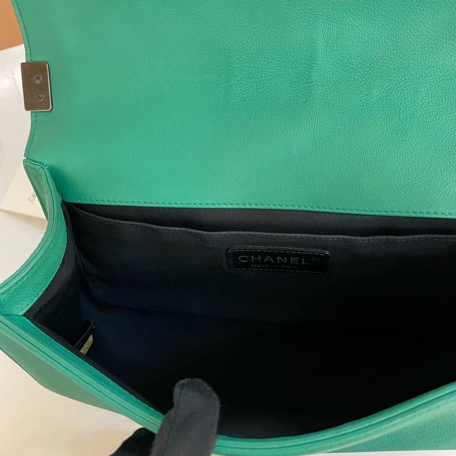 Chanel Leboy薄荷綠中號经典菱格纹牛皮17開 無卡 無盒子 有塵袋 尺寸 底長25*高15cm-16