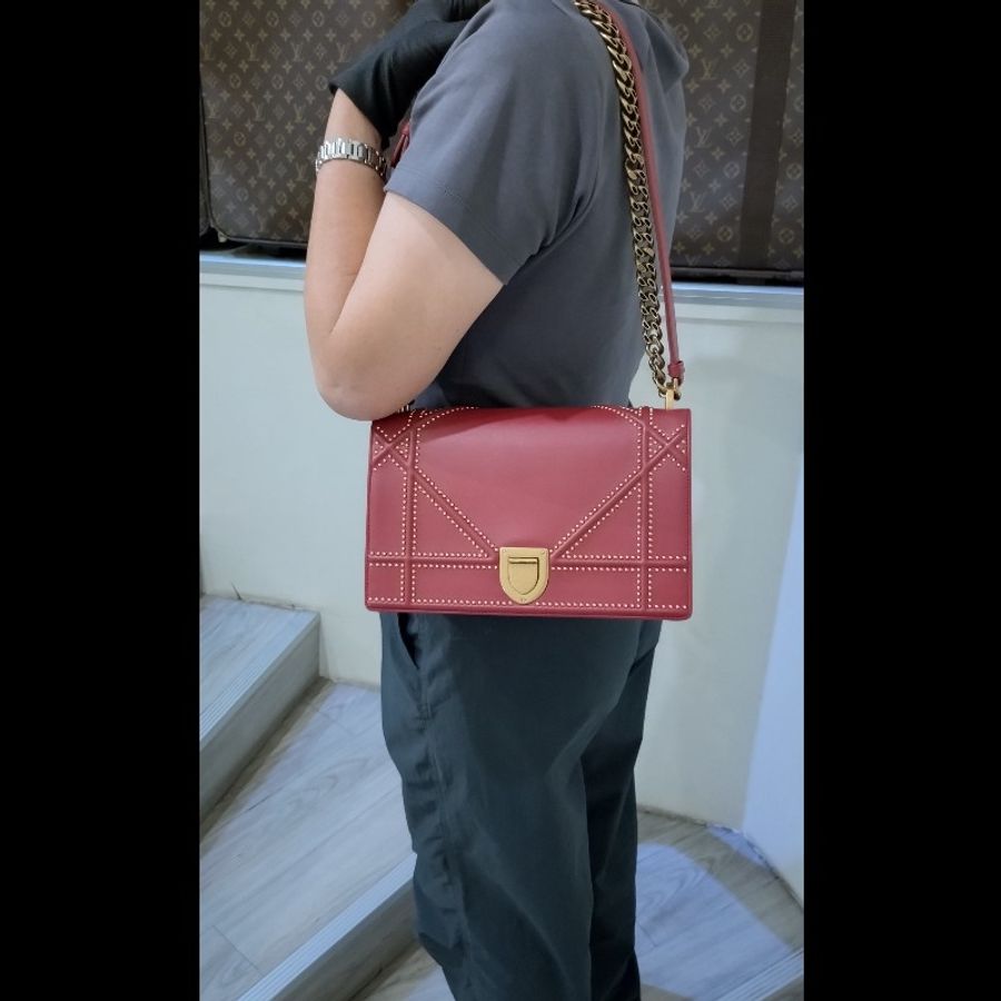 Dior 古銅金鍊酒紅皮鉚釘格紋盾牌口蓋包-1