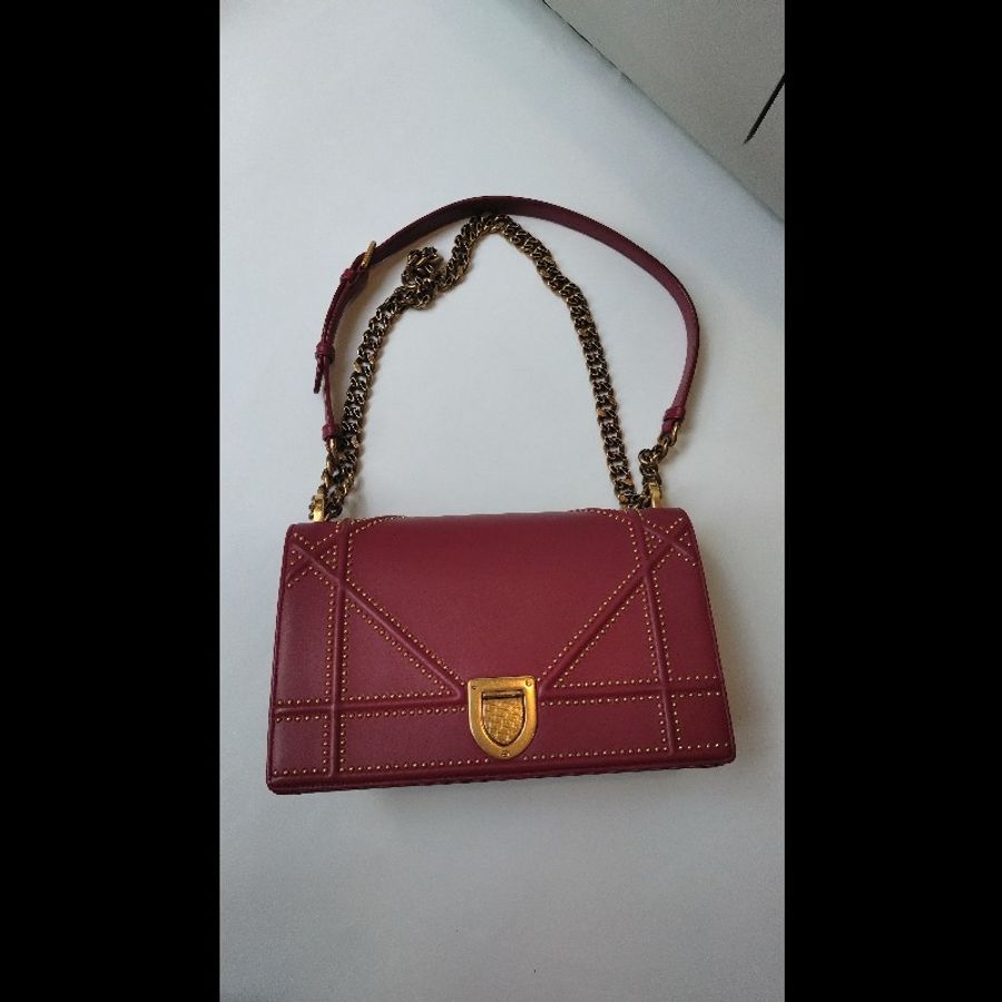 Dior 古銅金鍊酒紅皮鉚釘格紋盾牌口蓋包-2