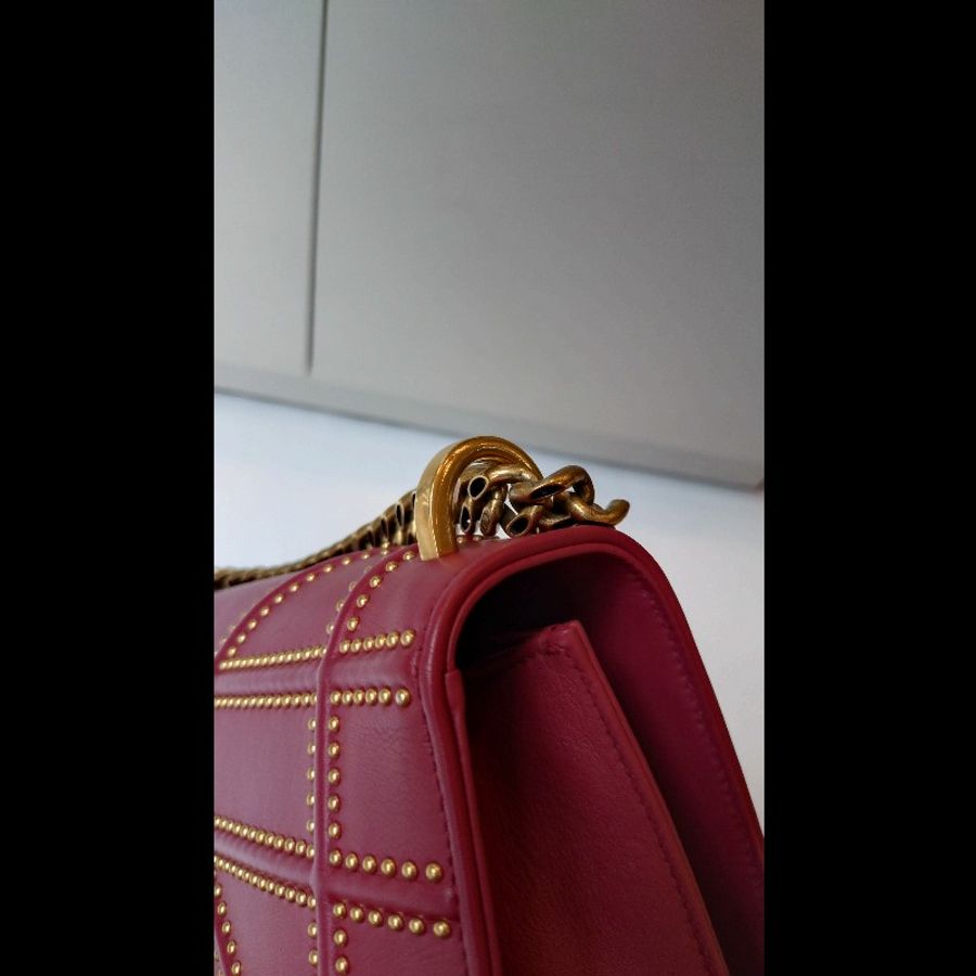 Dior 古銅金鍊酒紅皮鉚釘格紋盾牌口蓋包-8