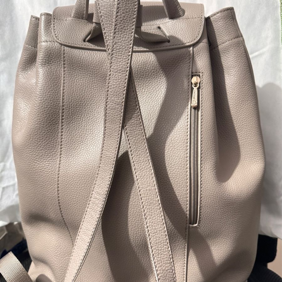 LONGCHAMP Le Foulonne 壓印字母LOGO牛皮釦式翻蓋束口後背包 大象灰-11