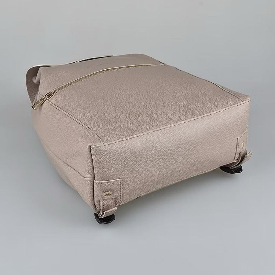 LONGCHAMP Le Foulonne 壓印字母LOGO牛皮釦式翻蓋束口後背包 大象灰-4