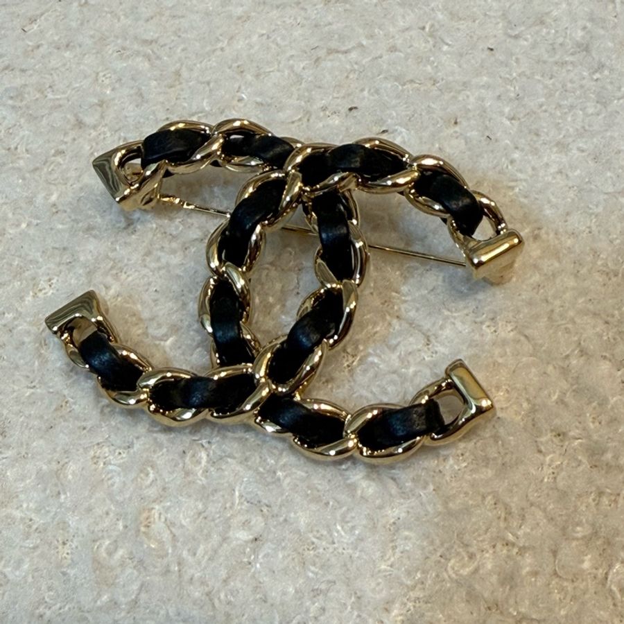 Chanel brooch-2