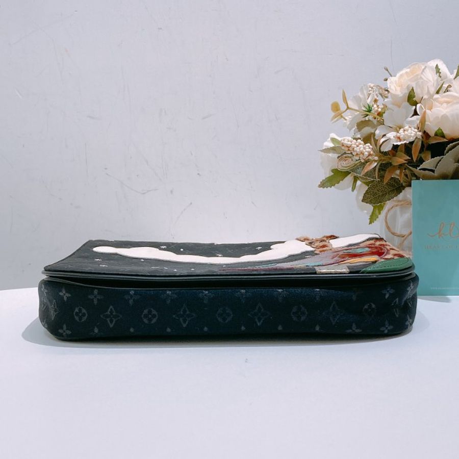 TW4779 Louis Vuitton 路易威登 中古 蘑菇/長頸鹿/白雲 圖案 Monogram Satin Comte De Fe Musette Black x PHW-4