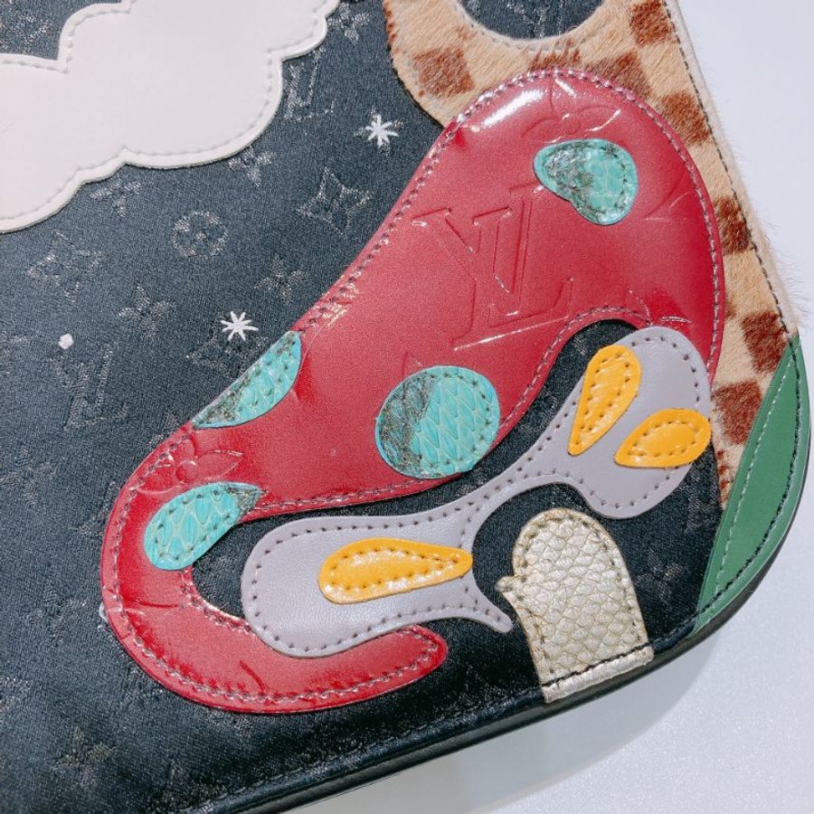 TW4779 Louis Vuitton 路易威登 中古 蘑菇/長頸鹿/白雲 圖案 Monogram Satin Comte De Fe Musette Black x PHW-13