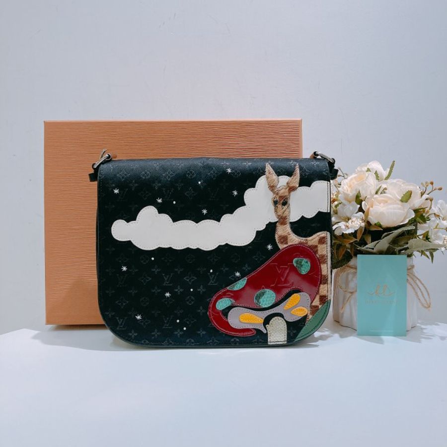 TW4779 Louis Vuitton 路易威登 中古 蘑菇/長頸鹿/白雲 圖案 Monogram Satin Comte De Fe Musette Black x PHW-21