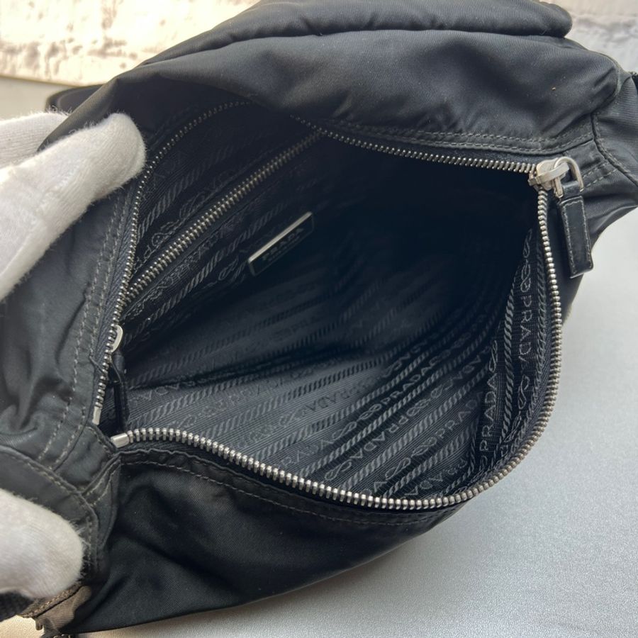 Prada經典降落傘劍橋包-12