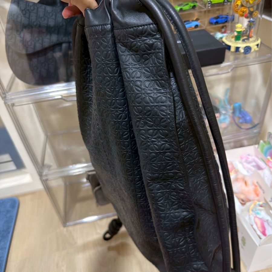 精緻實用並存😎Loewe羅意威全皮黑色壓紋老花抽繩後背包雙肩包-1
