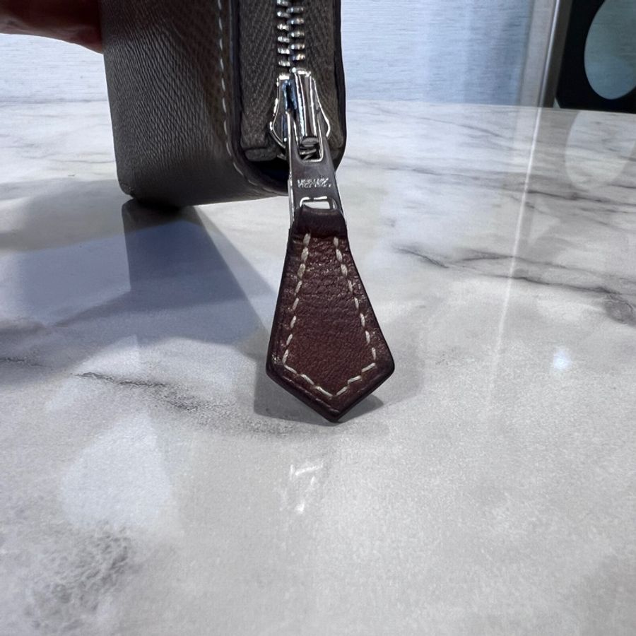 Hermes 18Etoupe大象灰Epsom皮銀釦Silk絲巾短夾-20