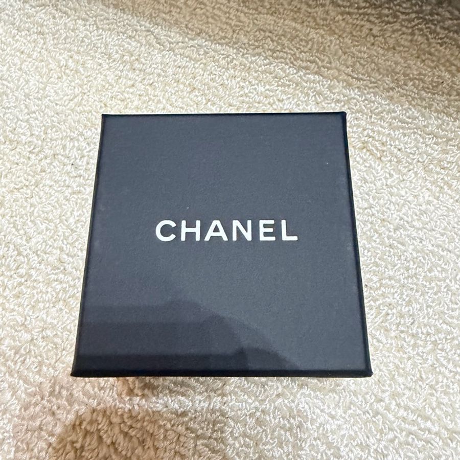 Chanel 香奈兒 經典雙C銀色水鑽耳環-4