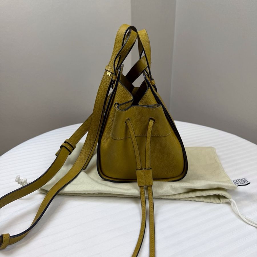 羅意威/LOEWE Hammock Mini 吊床 Drawstring 黃色 包身兩側採用抽繩設-1