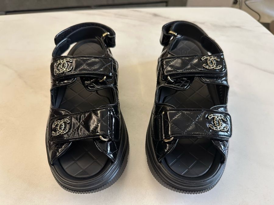 Chanel 黑漆皮皮穿鍊菱格紋魔鬼氈涼鞋-0