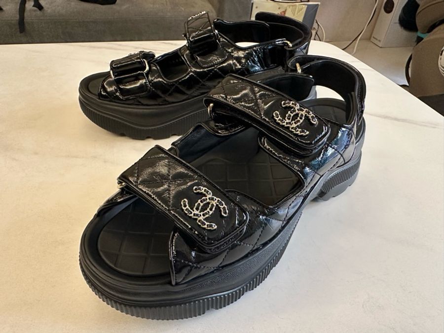 Chanel 黑漆皮皮穿鍊菱格紋魔鬼氈涼鞋-2