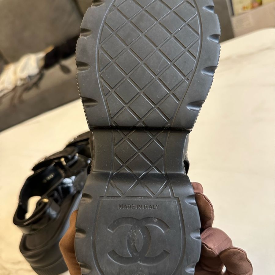 Chanel 黑漆皮皮穿鍊菱格紋魔鬼氈涼鞋-5