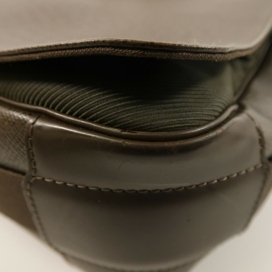 LOUIS VUITTON Taiga Viktor Messenger Bag銀扣肩背袋-8