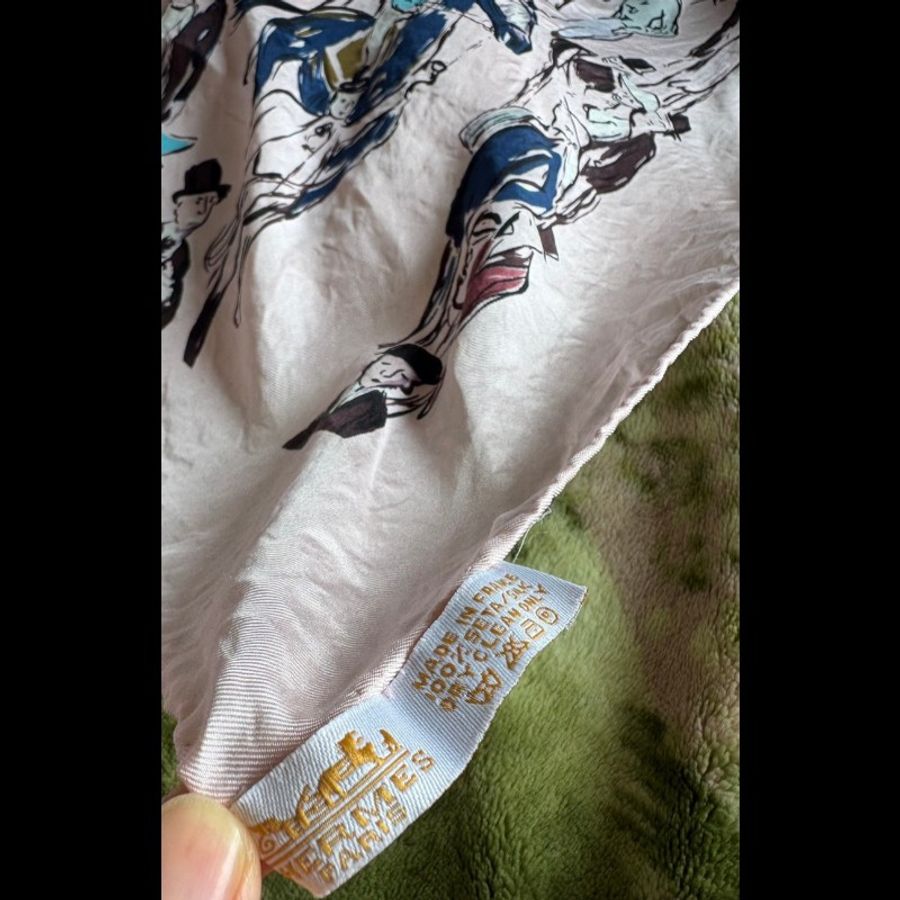 愛馬仕HERMES「遛馬場」純蠶絲圍巾,這款迷人的圍巾讓您散發內在優雅和從容自信。職人手工捲邊縫製而成,它可輕鬆搭配造型,適合各種場合。 法國製造。-5