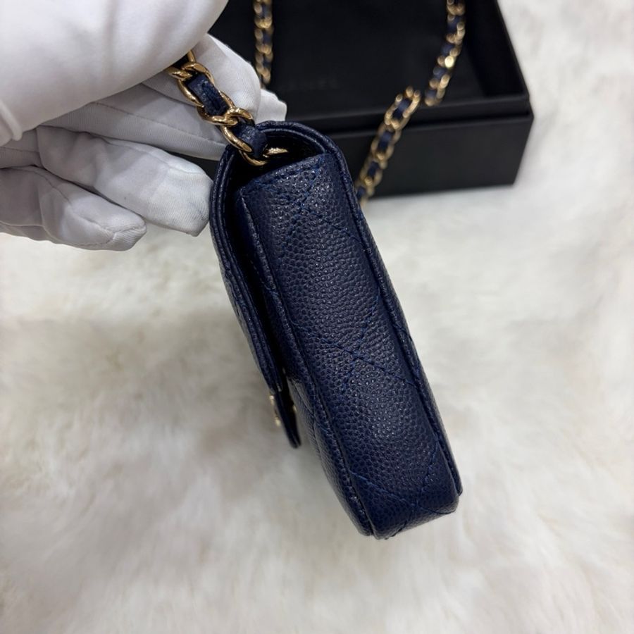 閒置新Chanel香奈兒 深藍色淡金扣荔枝牛皮鏈條斜挎包 mini小woc小卡包 附件:防塵袋 盒子。-4