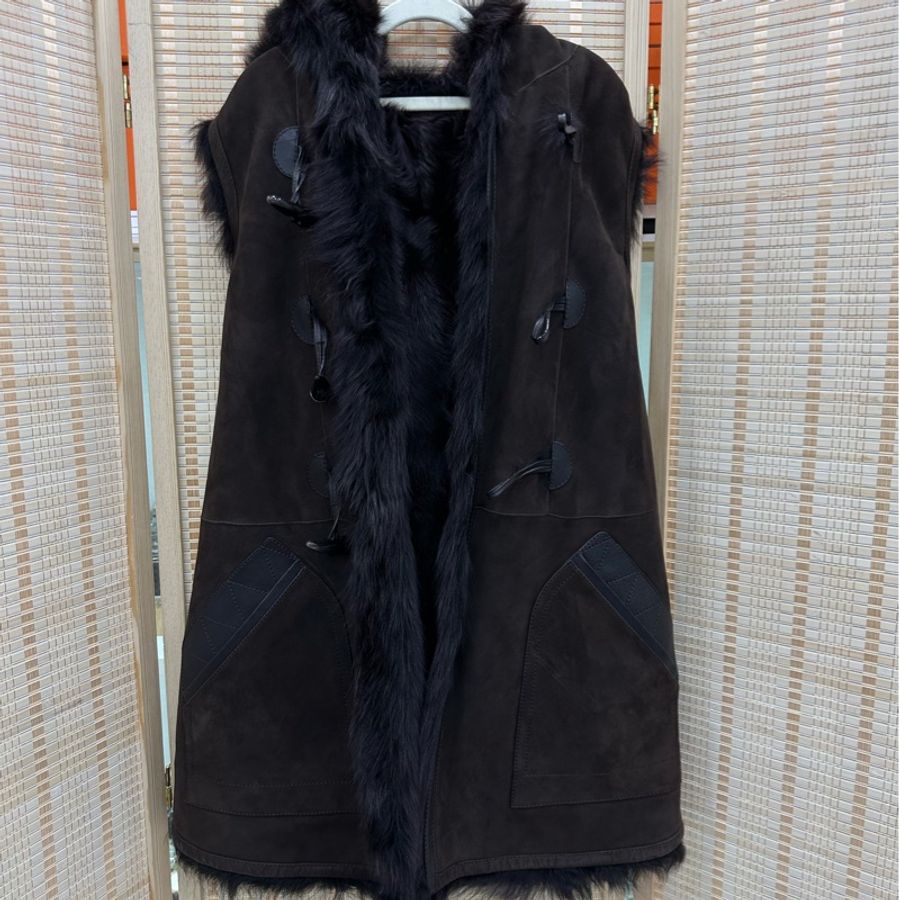 LV/ Louis Vuitton路易威登羊皮毛一體兩面穿皮草連帽馬甲 36碼-2
