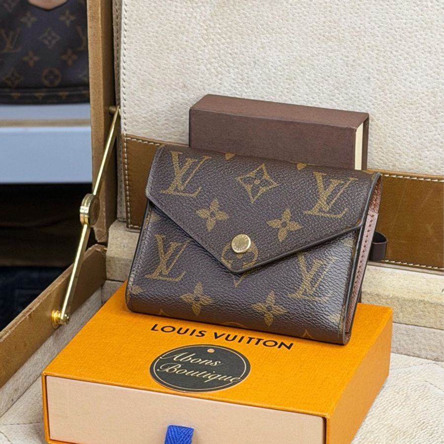 Louis Vuitton Victorien老花信封三折短夾🤎釋出必售-0