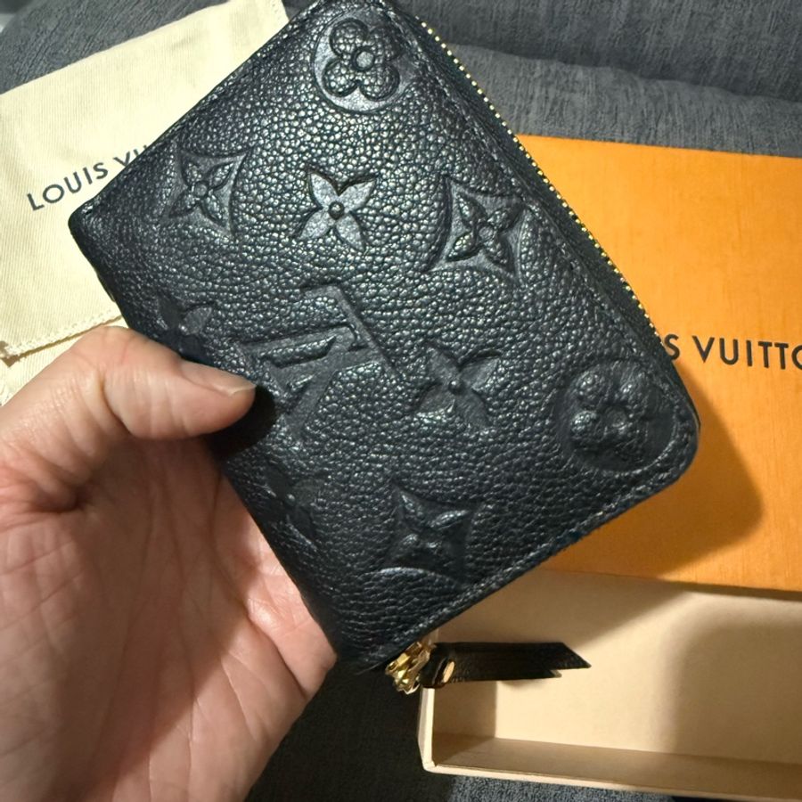 92新LV黑色壓紋全皮ㄇ拉卡包-5