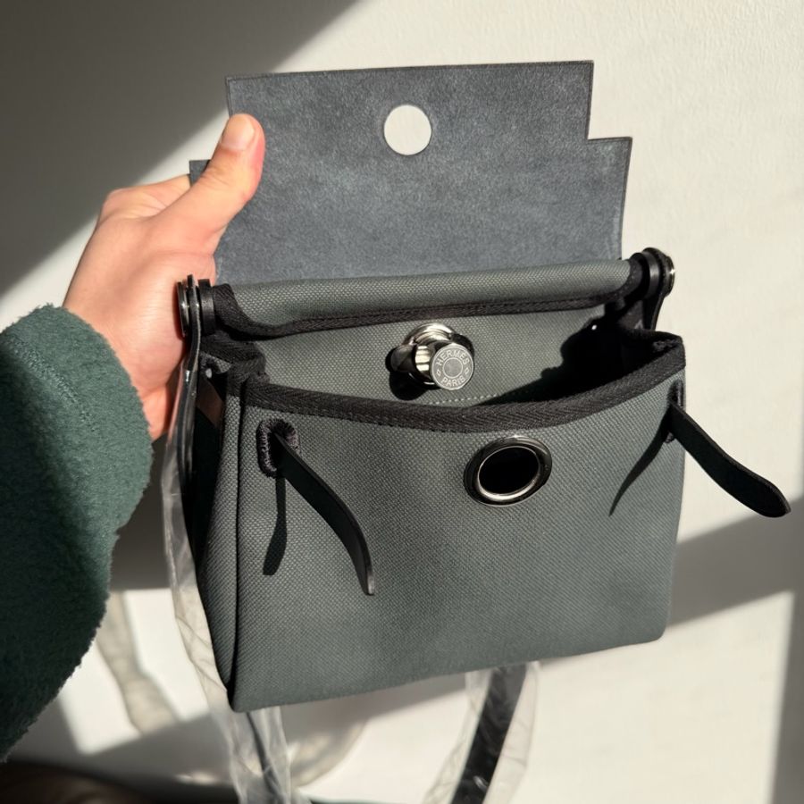愛馬仕 mini Herbag/ Hermes Herbag Zip 20 Bag - vert mangrove w/ silver hardware 2025 墨綠 銀扣-24