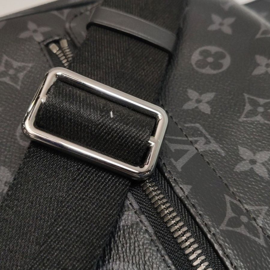 Louis Vuitton (LV)District牛皮Monogram印花翻 蓋郵差包斜背包單肩包-14