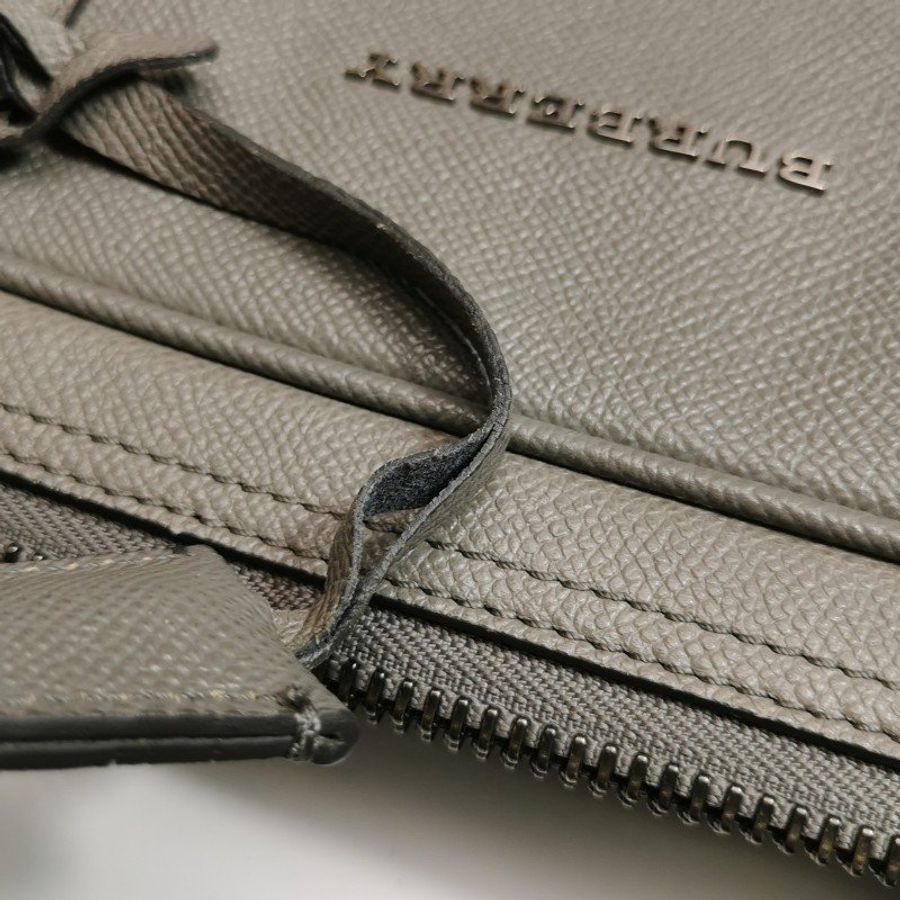 Burberry牛皮純色字母logo斜挎包單肩包-21