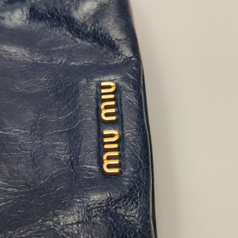 Miu Miu油蠟皮純色褶皺字母logo斜挎包單肩包-14