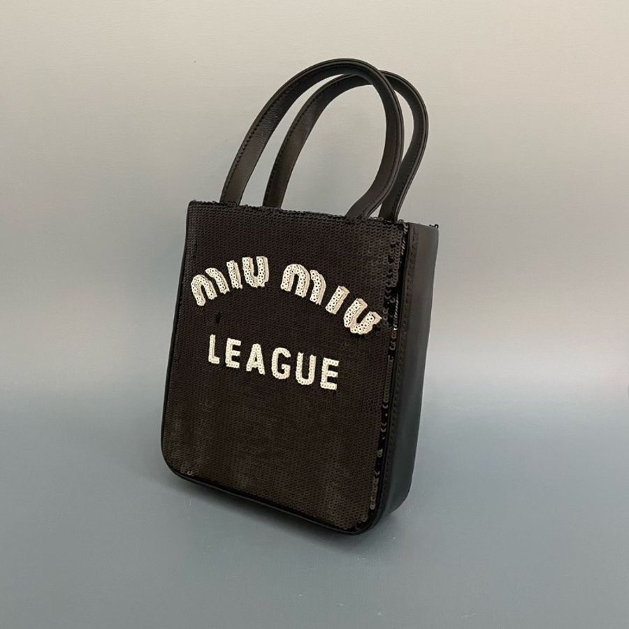 MIUMIU 黑色亮片手機包 手提肩背斜背包芯片款 15×17.5×5   99新配件塵袋 鏈條-6